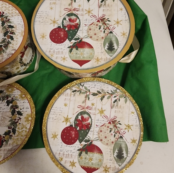 Vintage Christmas Gift Boxes trimmed in gold, ribbon handles - Picture 6 of 8